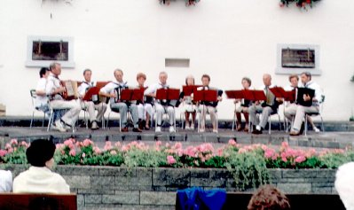 Handharmonika-Gruppe beim Konzert in Hagnau des Harmonika-Club Friedrichshafen Handharmonika-Gruppe des Harmonika-Club 1994