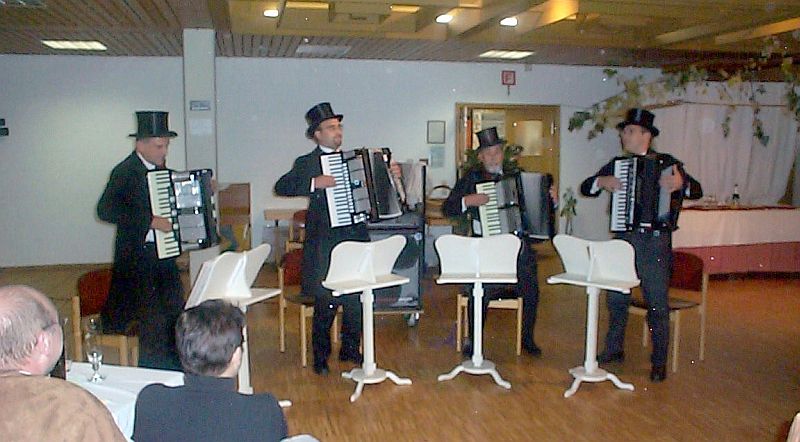 Eine kleine Besetzung mit Frack und Zylinder spielt 'Eine kleine Lachmusik'